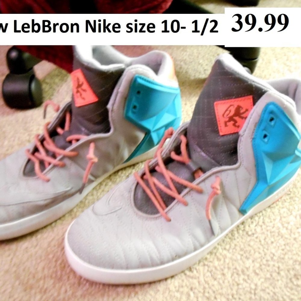 Nice tennis shoes by Nike  clean condition